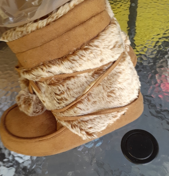 Brown and tan fuzzy comfortable boots - Picture 5 of 9